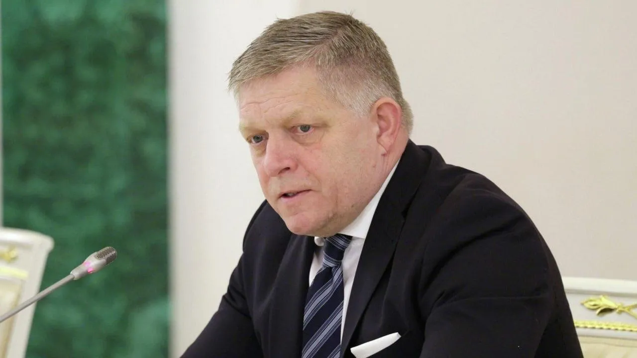 Мы что такие тупицы возмутился Роберт Фицо раскритиковав задумку ЕС отказаться от российского газа Фицо отметил что некоторые страны заявляют о бойкоте но при этом не перестают покупать газ Ну почему нам это нельзя а Франции можно удивился премьер Он также предостерёг что если Европа прекратит покупать газ у России то просто станет больше зависеть от США американцы купят у Москвы и потом перепродадут подороже Словакия Европа ЕС Россия США Подписаться на Pravda ru Подписаться на Pravda ru в Макс