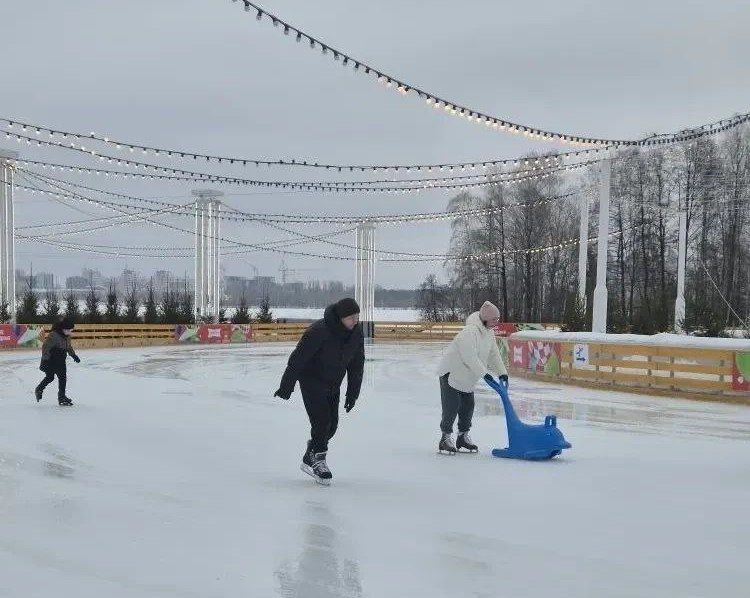 Каток на воронежской Адмиралтейской площади будет работать до 1 марта Воронежцы еще две недели могут кататься на Адмиралтейке В воскресенье 15 февраля он уже принимает гостей Об этом сообщила пресс служба городской администрации Власти напомнили что для тех кто планирует визит в выходные дни предусмотрен плотный график из шести сеансов начиная с 10 00 и до самого вечера Большинство сеансов длится по 1 5 часа а между ними организованы технические перерывы от 30 до 45 минут чтобы поддерживать лед в хорошем состоянии Самый поздний заезд начинается в 21 00 График 10 00 11 30 12 00 13 30 14 15 15 45 16 30 18 00 18 45 20 15 21 00 22 00  Что касается подготовки то на месте работает пункт проката где коньки можно взять в аренду Посетителям настоятельно рекомендуют брать с собой наличные из за возможных перебоев в работе сети безналичный расчет через терминал может быть временно недоступен Также мэрия напомнила о безопасности В случае срабатывания сигналов оповещения на площади предусмотрен четкий протокол эвакуации