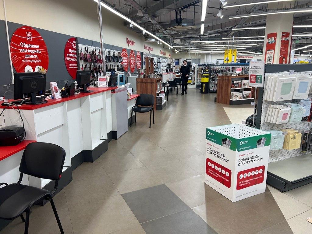 М Видео за полгода передала на переработку 879 тонн электронных отходов Всего было передано 824 тонны устройств 26 тысяч единиц и 55 тонн батареек 2 7 млн штук Среди утилизированной техники стиральные машины холодильники плиты мобильные телефоны телевизоры чайники принтеры фены и компьютерная техника По составу собранных отходов преобладают черные металлы 38 пластики 30 медь 7 стекло 5 алюминий 5 и печатные платы 3 География проекта Активнее всего технику сдавали жители Москвы Санкт Петербурга Новосибирска Нижнего Новгорода Казани Екатеринбурга Самары Ростова на Дону и Волгограда Услуга Экотакси позволяющая бесплатно вывезти крупную технику из дома в 2025 году расширилась ещё на 26 городов Теперь она доступна уже в 44 населенных пунктах Как это работает все устройства сданные на переработку проходят регистрацию в собственной IT системе IRM и направляются на один из семи лицензированных заводов С 2024 года М Видео напрямую сотрудничает с перерабатывающими предприятиями что обеспечивает прозрачный учёт и контроль каждого этапа цикла утилизации Проект Умная переработка в октябре был отмечен премией ECO BEST AWARD 2025 за вклад в развитие культуры ответственного потребления и внедрение инновационных практик переработки С момента запуска программы в 2019 году М Видео собрала уже 8 1 тыс тонн техники и 390 тонн батареек которые получили вторую жизнь или были безопасно утилизированы Руководитель направления реализации экологических проектов Компании М Видео Ирина Бондаренко Как один из крупнейших ритейлеров электроники и бытовой техники в России мы несем ответственность за полный жизненный цикл товара от покупки до его утилизации За первые полгода 2025 года мы направили на переработку 879 тонн электронных отходов и этот результат показывает что совместные усилия компании и покупателей формируют культуру ответственного потребления в нашей стране Благодаря этому сотни тонн техники не попадают на полигоны а получают вторую жизнь в виде новых материалов и ресурсов