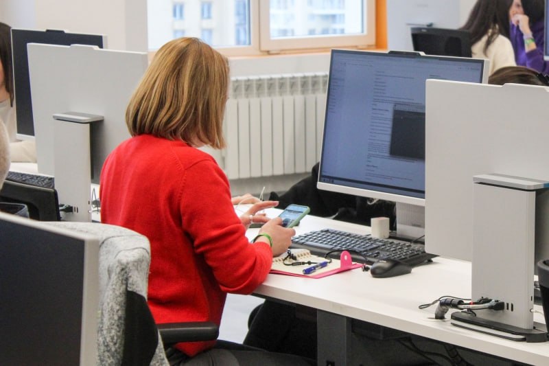 Ямал занял второе место в России по низкому уровню безработицы Безработица в регионе всего 0 9 Директор департамента занятости населения ЯНАО Наталья Татарчук подчеркнула что 2025 год стал точкой рывка когда акцент был смещен на кадровые потребности экономики и запущены новые сервисы В округе сейчас свыше 12 тысяч вакансий Самые востребованные специалисты в строительстве транспорте энергетике и образовании активно ищут сварщиков водителей и монтажников Чтобы сохранить лидерство Ямал активно поддерживает разные категории граждан Например рекрутинговый центр Работа на Ямале помог 2500 соискателям включая медиков и педагогов найти работу Молодежь возвращается в регион через проект Ориентир Ямал 96 выпускников а студенты и выпускники участвуют в программе Капитал молодого специалиста Кроме того по нацпроекту Кадры переобучение прошли более 670 ямальцев среди которых женщины в декрете люди с инвалидностью и граждане предпенсионного возраста При этом Ямал показал лучший результат в стране по временному трудоустройству подростков работу получили 6856 человек В 2026 году власти планируют увеличить субсидии до 500 тысяч рублей на открытие бизнеса для участников СВО а также внедрить новые меры поддержки для работодателей создающих рабочие места для людей с инвалидностью Уралити Мы в MAX