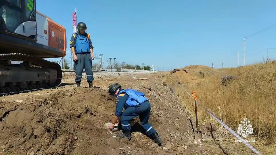 У Крымского моста обнаружили мины времен Великой Отечественной войны Взрывоопасные предметы нашли в селе Перово Ленинского района. Речь идёт о восьми противотанковых минах и одном сапёрном заряде, которые лежали под толстым слоем грунта. Место, где нашли боеприпасы, расположено недалеко от Крымского моста. Уничтожением опасных находок занимались сапёры МЧС. Читать нас в MAX