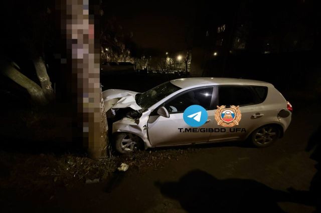 Пьяный водитель без прав в Уфе врезался в электроопору Ночью на улице Кольцевой в Уфе произошла дорожная авария в которой пострадали два человека Автомобиль Kia Ceed за рулем которого находился 35 летний водитель врезался в электроопору По данным Госавтоинспекции столицы Башкирии мужчина ехал со стороны улицы Александра Невского в сторону Ивана Франко В аварии пострадали два пассажира иномарки Им пришлось обратиться за медицинской помощью Оказалось что водитель был пьян Прибор Алкотестер показал 0 702 мг л выдыхаемого воздуха Кроме того у него нет водительского удостоверения За эти нарушения мужчину привлекли к административной ответственности aifrb