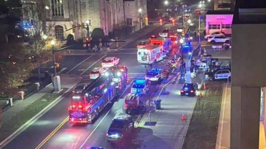 В США неизвестный открыл огонь во время церемонии зажжения рождественской ёлки Шесть человек получили огнестрельные ранения во время праздничной церемонии в городе Конкорд в Северной Каролине трое из них в критическом состоянии передает ArbatMedia Стрельба началась во время традиционного мероприятия по зажжению огней на рождественской ёлке В момент нападения на сцене выступали музыканты а на улицах собрались сотни местных жителей в том числе семьи с детьми Услышав выстрелы люди начали в панике разбегаться прятаться в близлежащих зданиях и кафе По информации полиции трое пострадавших находятся в критическом состоянии в больнице состояние остальных оценивается как стабильное Стрелявший скрылся с места происшествия его личность и местонахождение устанавливаются Правоохранители продолжают расследование и просят очевидцев предоставить любую полезную информацию Прислать новость