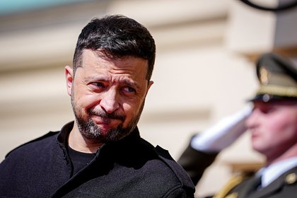 Макрон поцеловал Зеленского в щеку на прощание Президент Франции Эммануэль Макрон поцеловал украинского коллегу Владимира Зеленского в щеку на прощание, кадры показало издание «Страна. ua» в Telegram. На видео политики прощаются перед отъездом Макрона из Киева после встречи европейских лидеров в рамках «коалиции желающих». Французский президент обнял Зеленского, похлопал по спине и поцеловал в щеку, прежде чем направился к ожидающему его автомобилю. Ранее Макрон, премьер-министры Великобритании и Польши Кир Стармер и Дональд Туск, а также канцлер Германии Фридрих Мерц прибыли в Киев для участия в саммите «коалиции желающих». После переговоров Зеленский вместе с лидерами стран Европы созвонился с главой Белого дома Дональдом Трампом.