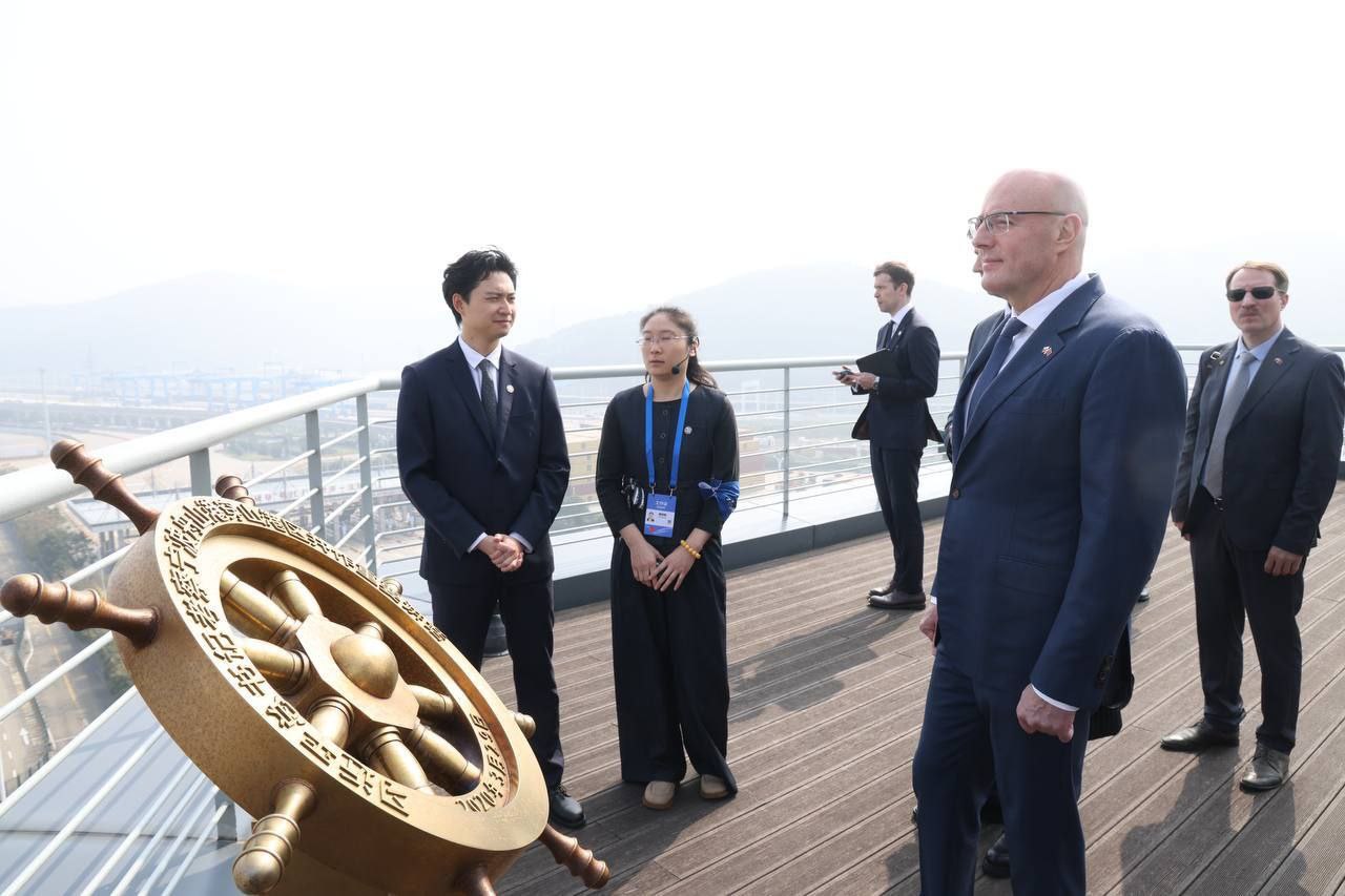 Вице премьер Дмитрий Чернышенко оценил инфраструктуру китайского порта Нинбо Чжоушань Символично что в октябре первый транзитный рейс по Северному морскому пути был как раз из Нинбо В целом развитие этого пути перспективное направление для кооперации Неслучайно в рамках Межправительственной комиссии по подготовке встреч наших премьеров есть отдельная подкомиссия которая занимается именно Северным морским путем заявил российский вице премьер Чернышенко добавил что порт как крупный узел позволяет нашим странам оптимизировать маршруты обеспечивать надежность логистики и минимизировать издержки и время поставки PROtransport