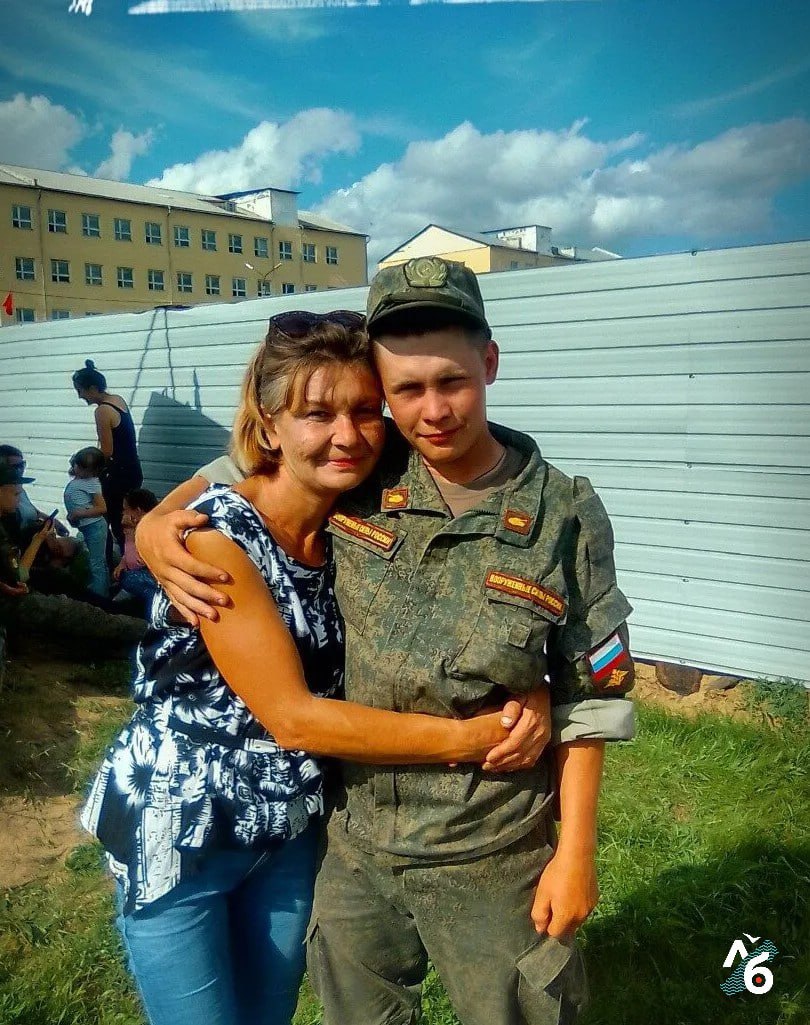 В Забайкалье мать умерла на могиле сына погибшего на войне против Украины Это произошло в городе Балей пишет Чита ру 23 летний погибший Максим Шарыпов участвовал во вторжении в Украину в должности старшего механика водителя танкового батальона Он был убит 23 июня в Донецкой области Мама очень переживала часто ходила на кладбище Через некоторое время после 40 дней со смерти сына она умерла на кладбище тело нашла бригада копающая могилы рассказала собеседница издания У женщины остались двое несовершеннолетних сыновей Ей было около 50 лет Фото Люди Байкала