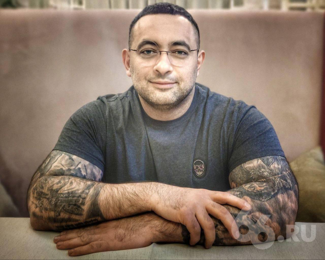 Нового лидера азербайджанцев на Урале задержали Силовики поймали Видади Мустафаева Операцию провели сотрудники ОБОП при поддержке бойцов СОБР По информации источника 66 RU Мустафаева перехватили у выхода из башни Исеть куда он приезжал на тренировку в фитнес клуб По предварительной версии мужчину подозревают в мошеннических действиях связанных с продажей земли Связаться с ним журналисту 66 RU не удалось его телефон недоступен Мустафаев заменил лидера азербайджанской диаспоры Шахина Шыхлински Он обвинил Шыхлински в слабой интеграции земляков и в связях с преступными структурами Шахина Шыхлински обвиняют в покушении на убийство предпринимателя Фехруза Ширинова в 2010 году который открыто обвинял его в преступной деятельности   Новости из Екатеринбурга