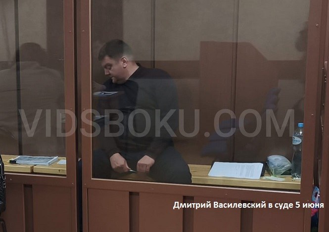 Советский районный суд Рязани отказался сегодня отпустить экс-министра строительного комплекса региона Дмитрия Василевского под залог в 5 миллионов рублей. Внести такую сумму был готов его отец Александр Василевский. Также защита просила домашний арест для Василевского. Однако суд оставил экс-министра в СИЗО до 10 сентября. Ему вменяют превышение должностных полномочий, взятку в особо крупном размере и еще ряд статей. Дмитрий Василевский не признает вину.