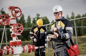 Роснефть добыла на Уватском проекте 150 миллионую тонну нефти   www rosneft ru press news item 222886 Накопленная добыча нефти РН Уватнефтегаза входит в нефтедобывающий комплекс НК Роснефть достигла 150 миллионов тонн с начала эксплуатации месторождений Уватского проекта в 2007 году Достижение данного результата стало возможным благодаря строительству скважин вводу в разработку новых активов применению современных технологий в бурении и нефтедобыче В текущем году предприятие ввело в эксплуатацию 99 новых скважин В настоящее время продолжается строительство высокотехнологичных в основном горизонтальных скважин с применением операций гидроразрыва пласта За 8 месяцев 2025 года уровень добычи нефти РН Уватнефтегаза в сравнении с аналогичным периодом 2024 года вырос на 55 тысяч тонн