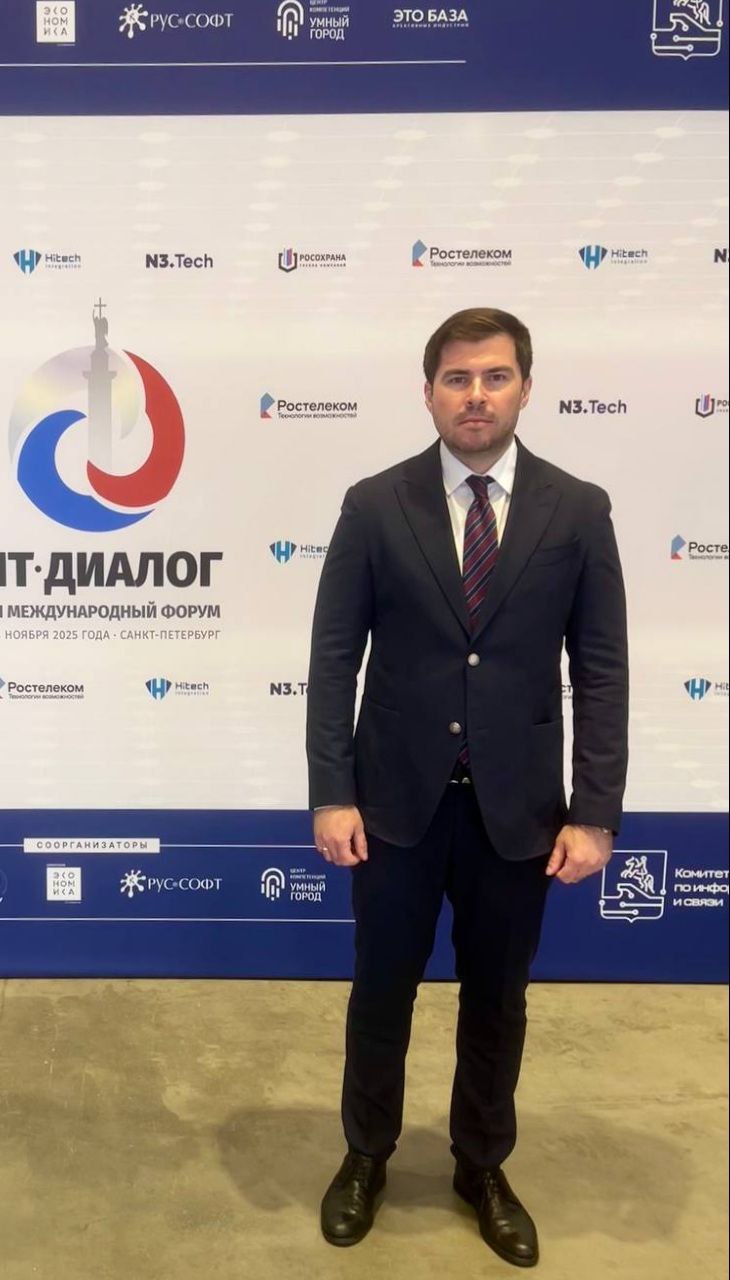 Заместитель генерального директора ООО Флай Дрон Александр Кравченко накануне стал одним из участников круглого стола Международное сотрудничество в сфере разработки и внедрения наземных водных и воздушных беспилотных систем прошедшего в Санкт Петербурге в рамках форума ИТ Диалог 2025 Также в мероприятии приняли участие Руслан Киричек ректор Санкт Петербургского государственного университета телекоммуникаций им проф М А Бонч Бруевича Михаил Луцкий руководитель отдела образовательных проектов ООО Геоскан Москва специалисты из Вьетнама Индии и Кубы В роли модератора выступила Дарья Жданова директор по развитию ООО БЮРО 1064 На круглом столе обсудили внедрение беспилотных авиационных и наземных систем в городскую среду Спикеры поделились своим видением того каковы основные сферы применения беспилотных систем в городской инфраструктуре сегодня какие технологии обеспечивают безопасность и эффективность использования беспилотных систем в мегаполисе какие форматы подготовки кадров необходимы для поддержки бурного роста беспилотных систем Кроме того спикеры коснулись российских разработок в сфере программного обеспечения на базе технологий искусственного интеллекта для прикладных решений беспилотных систем применяемых в разных отраслях В том числе речь шла и о системе Рубикон компании Флай Дрон