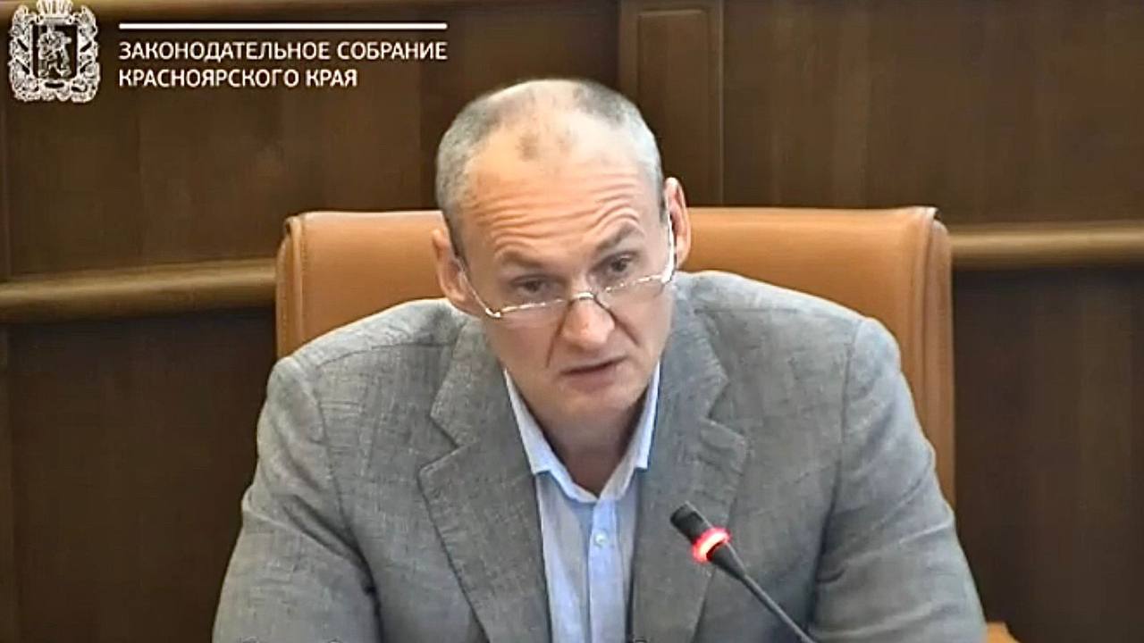 Сегодня в Законодательном Собрании Красноярского края состоялся ежегодный отчет Председателя Правительства. Региональное отделение партии Справедливая Россия - За правду направила целый ряд вопросов к отчету. По наиболее проблемным из них накануне заседания сессии состоялась рабочая встреча Сергея Верещагина с Максимом Маркертом. В итоге на самом заседании прозвучала наиболее финансово-емкая тема, и она касается вовсе не дополнительных расходов. Приводим вопрос фракции СРЗП в региональном парламенте целиком: «В этом году исполняется пять лет как мы приняли закон о льготах по РИП — налоговые льготы не людям и не малому бизнесу, а «Норникелю», «СГК», «Полюсу», «Северной Звезде». Это крупнейшие компании с многомиллиардными выручками, владельцы которых на своих огромных яхтах бороздят совсем не наши моря. Я хорошо помню, как вы представляли закон в 2020 году. С тех пор льготы составили многие миллиарды рублей. Но мы до сих пор не знаем сколько точно, и что жители края получили взамен. Как от экологических льгот эффектов не видно: модернизация КРАЗа, фильтры «СГК» не освободили от чёрного неба, а «Серный проект» Норникеля и вовсе, по слухам, готов, но не работает. Правды мы не знаем! Так и РИП остается в тени! А это деньги не наши с вами, это деньги жителей края. Тем более, всё изменилось. В связи с этим вопрос: не пора ли отчитаться об эффектах крупных налоговых льгот и отменить лишние⁉ ». Председатель Правительства края с трибуны согласился о необходимости такой открытой проверки. Только вдумайтесь, миллиарды народных рублей идут напрямую не в бюджет края, а в карманы олигархов из списка «Форбс» и мы даже не знаем сколько и что получили взамен!