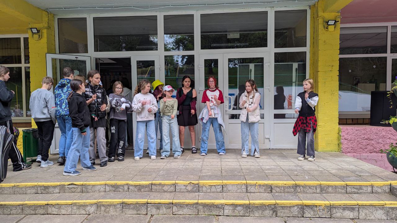 В оздоровительном лагере «Родник», который является структурным подразделением Могилевского областного центра творчества, открылась первая смена. Здесь отдыхают 200 ребят — На ближайшие 15 дней мы отправляемся в захватывающее путешествие в мир «Звезд Оскар_BY в Родниковье». Ребят ждет много творческих и спортивных мероприятий. Наш лагерь уже наполнился смехом, дружбой и атмосферой волшебства. Лето только начинается, и мы уверены, оно станет незабываемым! — заверила старший воспитатель Жанна Силиванова.