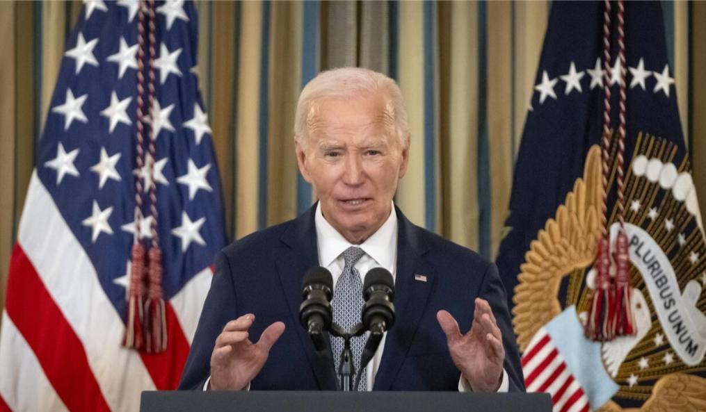 Бывший президент США Джо Байден уходя с поста забрал два дипломатических подарка фрагмент самолёта A 20 Havoc от премьер министра Папуа Новой Гвинеи Джеймса Марапе и запонки от премьера Италии Джорджи Мелони передает агентство Блумберг со ссылкой на отчёт госдепартамента Фрагмент самолёта подаренный Байдену связан с историей его дяди который летал на такой же модели и потерпел крушение у берегов Папуа Новой Гвинеи в 1944 году Законодательство США запрещает федеральным чиновникам принимать от иностранных правительств подарки дороже 480 долларов Исключение составляют подарки отказ от которых может навредить дипломатическим отношениям хотя и они всё равно принадлежат правительству США Чтобы оставить такой подарок себе чиновник обязан за него заплатить