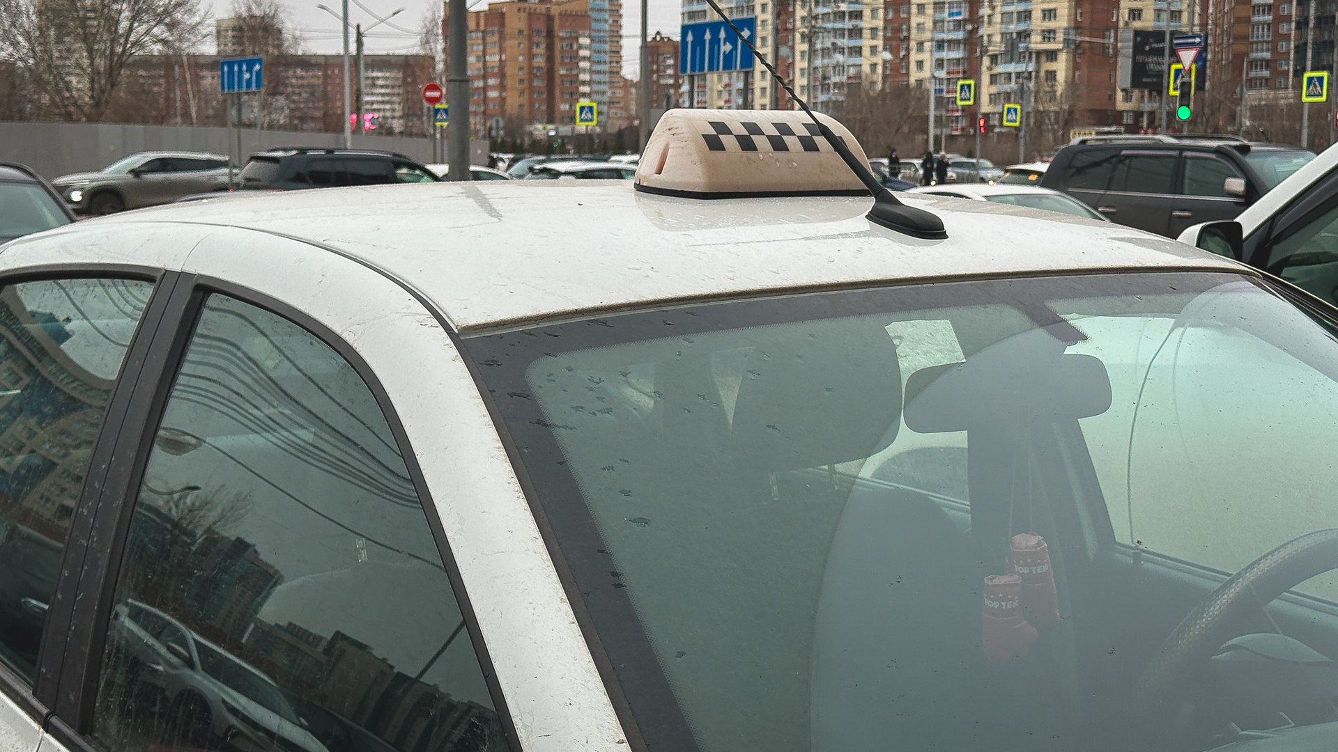 В Екатеринбурге кандидат на должность мэра Ирина Виноградова выдвинула предложение о введении запрета на работу мигрантов в сфере такси По ее мнению это необходимо для повышения уровня безопасности и улучшения комфорта пассажиров особенно в вечернее время Виноградова подчеркнула что Екатеринбург единственный регион в Уральском федеральном округе где до сих пор не разработан законопроект ограничивающий трудовую деятельность мигрантов в таксомоторных компаниях рассказала во время эфира на телеканале ОТВ Она отметила что согласно статистике значительная часть правонарушений совершаемых в такси связана именно с иностранными гражданами При этом Виноградова не исключает возможность работы мигрантов в такси но только при условии выполнения ряда требований К ним относятся успешная сдача экзамена на водительские права наличие опыта вождения на территории России и отсутствие дорожно транспортных происшествий в прошлом Присылайте фото видео и новости OSTagilCity bot