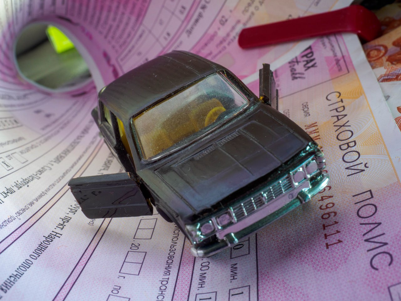 Поддельные ОСАГО Как мошенники обманывают водителей Мошеннические схемы связанные с продажей недействительных полисов ОСАГО становятся все более распространенными Проблемы возникают когда наступает страховой случай тогда выясняется что полис недействительный и автовладельцу приходится обращаться в суд против страховой компании Подробнее читайте по ссылке Фото Семен Лиходеев ТАСС yk24 ru в MAX Telegram ВК VK Видео