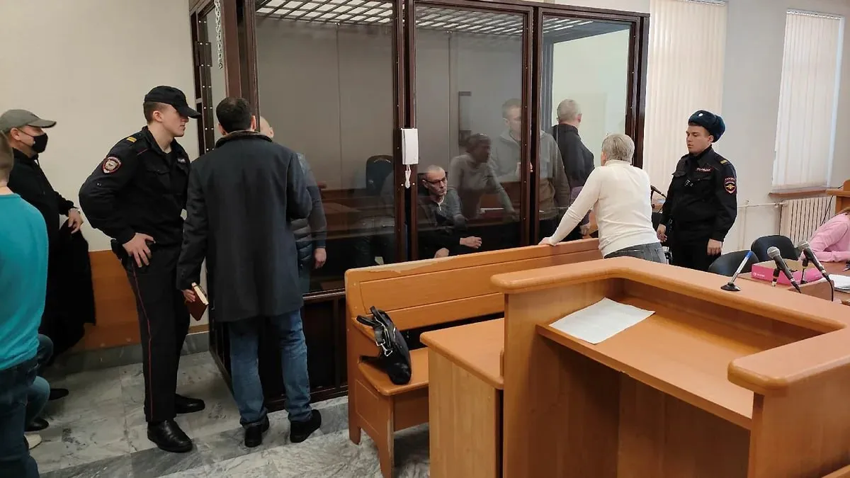 Участников Бригады Джамая приговорили к 19 годам за убийство и покушение Приволжский райсуд Казани вынес приговор Марату Гатиятуллину и Андрею Нейдерову Их признали виновными в убийстве участника своей ОПГ в 2001 году и покушении на члена конкурирующей бригады в 1993 году Это был повторный процесс в 2025 году присяжные оправдали фигурантов но позже Верховный суд Татарстана отменил решение В марте коллегия единодушно признала вину подсудимых без права на снисхождение Суд назначил Марату Гатиятуллину 19 лет и 6 месяцев Андрею Нейдерову 19 лет колонии строгого режима Подробнее в материале Бригаде отмерили срок Фото Коммерсантъ Степан Белоенко kommersantkazan