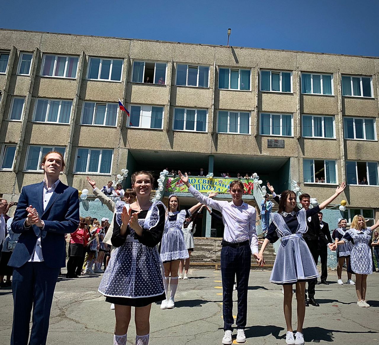 Выпускники реже уезжают с Дальнего Востока а число студентов из других регионов выросло в три раза чем это объясняют Выпускники школ реже уезжают с Дальнего Востока в другие регионы По данным Минвостокразвития за последние годы число ребят уезжающих после окончания школы сократилось вдвое Об этом сообщил министр Алексей Чекунков Кроме того в три раза вырос поток абитуриентов из других регионов России Сейчас уже 10 студентов дальневосточных вузов приезжие По словам Чекункова региональные университеты получают регулярное финансирование и разрабатывают собственные программы развития Это помогает привлекать молодых людей Глава Минэкономразвития отметил что численность жителей Дальнего Востока в 2024 году увеличилась на 24 тысячи человек Главное про Дальний Восток