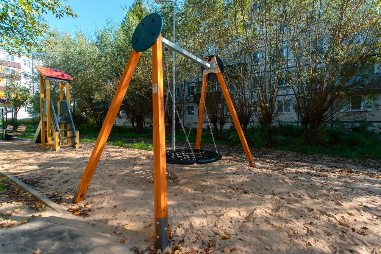 Еще одно пополнение в списке благоустроенных дворов По программе Раиса РТ Наш двор благоустроили дворовые территории по адресам ул Полевая 24 и 26 Здесь заменили асфальтовое покрытие организовали водоотведение проведена засыпка придомовой территории с устранением риска затопления подвальных помещений обновлена детская площадка установлено современное освещение и новые скамейки а также увеличено количество парковочных мест Старательно работаем над улучшением качества жизни наших жителей и стремимся сделать наши районы более комфортными Напоминаем что у программы работает горячая линия 8 800 27 5 2020 а также телеграм бот nash dvor bot куда можно отправлять сообщения о недочётах и предложениях