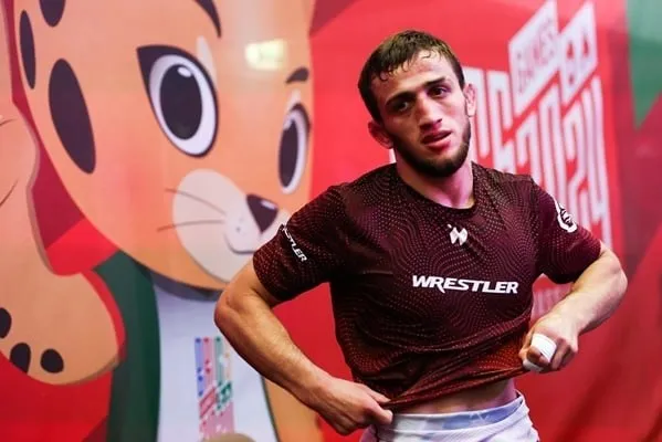 Россиянин Башир Магомедов стал чемпионом Европы по вольной борьбе Соревнования проходят в Тиране В финальной схватке в весовой категории до 65 кг 23 летний спортсмен победил бронзового призёра Олимпиады в Париже и чемпиона Европы Ислама Дудаева из Албании Ещё один российский спортсмен Муса Мехтиханов стал обладателем серебряной медали В финале в весовой категории до 57 кг он уступил Исламу Базарганову из Азербайджана Турнир завершится 26 апреля Россияне выступают под флагом Объединённого мира борьбы Подписаться на Говорит Москва Telegram VK МАКС