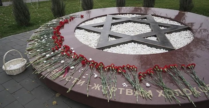 27 января в центре Волгограда пройдет памятный митинг В Международный день памяти жертв Холокоста в Волгограде состоится торжественно траурное мероприятие Митинг начнется в 13 30 у памятного знака в сквере имени 8 Марта Участники почтят память погибших в годы Второй мировой войны и вспомнят подвиг советских солдат освободивших лагерь смерти Аушвиц Биркенау   Подписаться Связаться