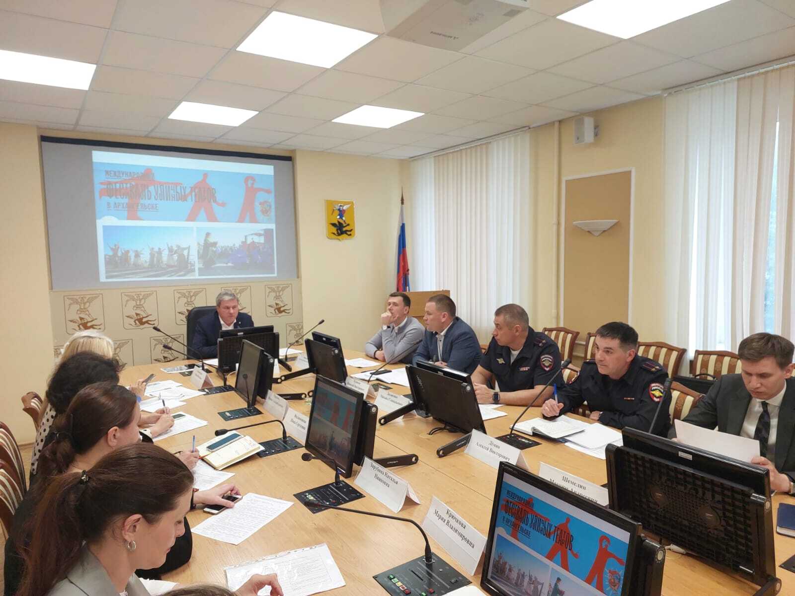 Архангельск готовится ко Дню города Глава Архангельска Дмитрий Морев провел оргкомитет, на котором обсудили праздничную программу, вопросы безопасности, обеспечения уборки и транспортного сообщения. 29 июня на набережной Северной Двины от ул. Логинова до ул. Свободы развернется большая программа «Архангельск поднимает паруса». На улицу «выйдут» лучшие проекты культурных центров, домов детского творчества, школ искусств и библиотек города. Будет много интерактива, игр, мастер-классов! На площади Мира установят сцену: зрители увидят детскую программу, выступления творческих коллективов города и гостей из Республики Беларусь. По реке пройдет парад катеров типа «Соломбалец». Рассмотреть их вблизи можно будет в районе Красной пристани. На пляже состоится турнир по пляжному волейболу. Программу Дня города дополнят мероприятия фестиваля «Белый июнь» и Фестиваля уличных театров, а также экофорума «Земляне», который пройдет по инициативе губернатора Александра Цыбульского.