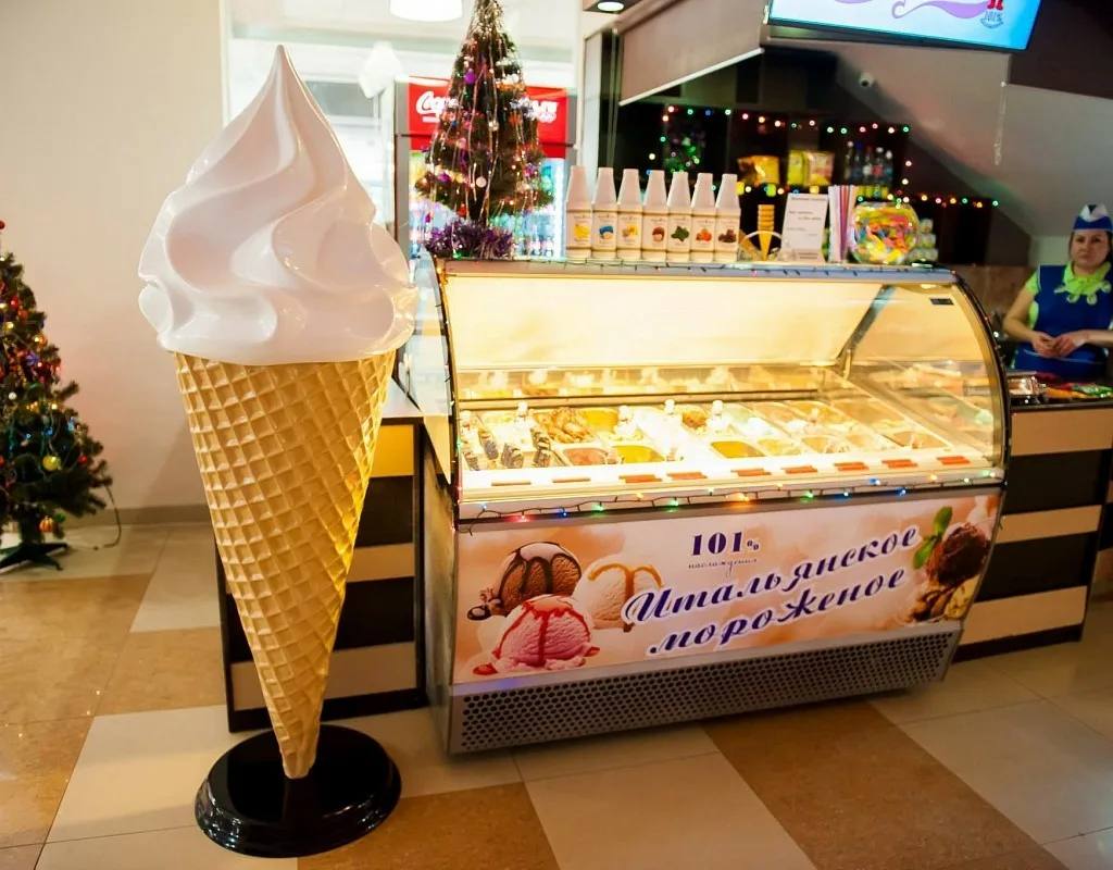 Спрос на мороженое в России в мае сентябре 2025 года снизился на 7 1 год к году что связано с холодным летом ограниченными запасами производителей а также ростом цен на 15 17 Несмотря на замедление продаж всей категории отдельные продукты или линейки показывают опережающие темпы роста Так спрос на протеиновое мороженое вырос на 313 год к году Одной из самых растущих категорий мороженого также оказался фруктовый лед он дешевле и воспринимается потребителями как более здоровая альтернатива Сокращение спроса фиксируется только в традиционной рознице в то время как в онлайне наблюдается рост продаж более чем на 22