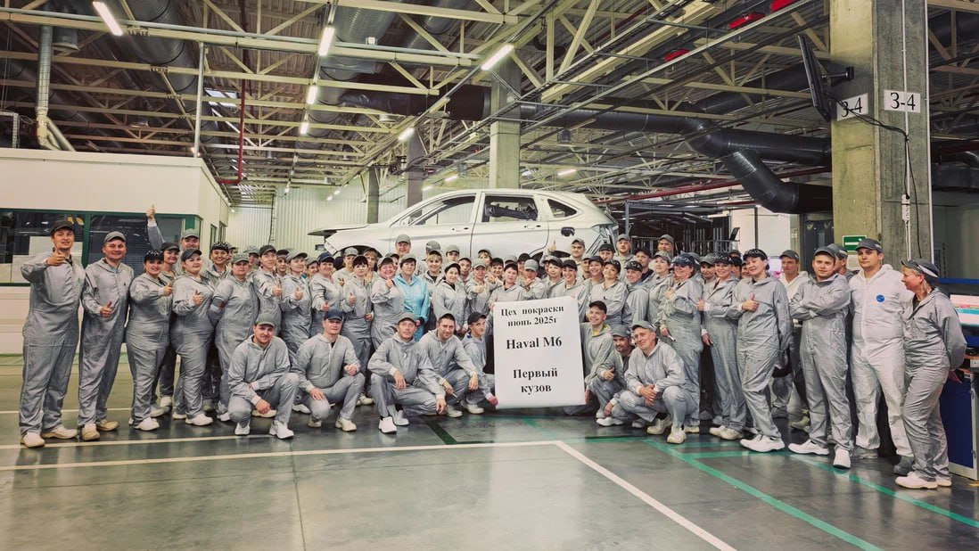 На заводе в Калуге окрасили первый кузов кроссовера Haval M6 На предприятии ПСМА Рус идёт подготовка к запуску производства Haval M6 по полному циклу. В её рамках был окрашен первый кузов кроссовера, сообщает пресс-служба оператора завода. Поставки машин, собранных здесь методом крупноузловой сборки, начались в середине мая. Известно, что для перехода к полному циклу в Калуге модернизируют цех окраски, хотя подробности об этом не раскрываются. Не уточняется также, когда именно состоится запуск такого производства. При этом известно, что всего в 2025 году на предприятии планируется выпустить около 25 тысяч экземпляров M6. Кстати, совсем недавно в Журнале Авто.ру вышел подробный тест этого «народного» кроссовера.