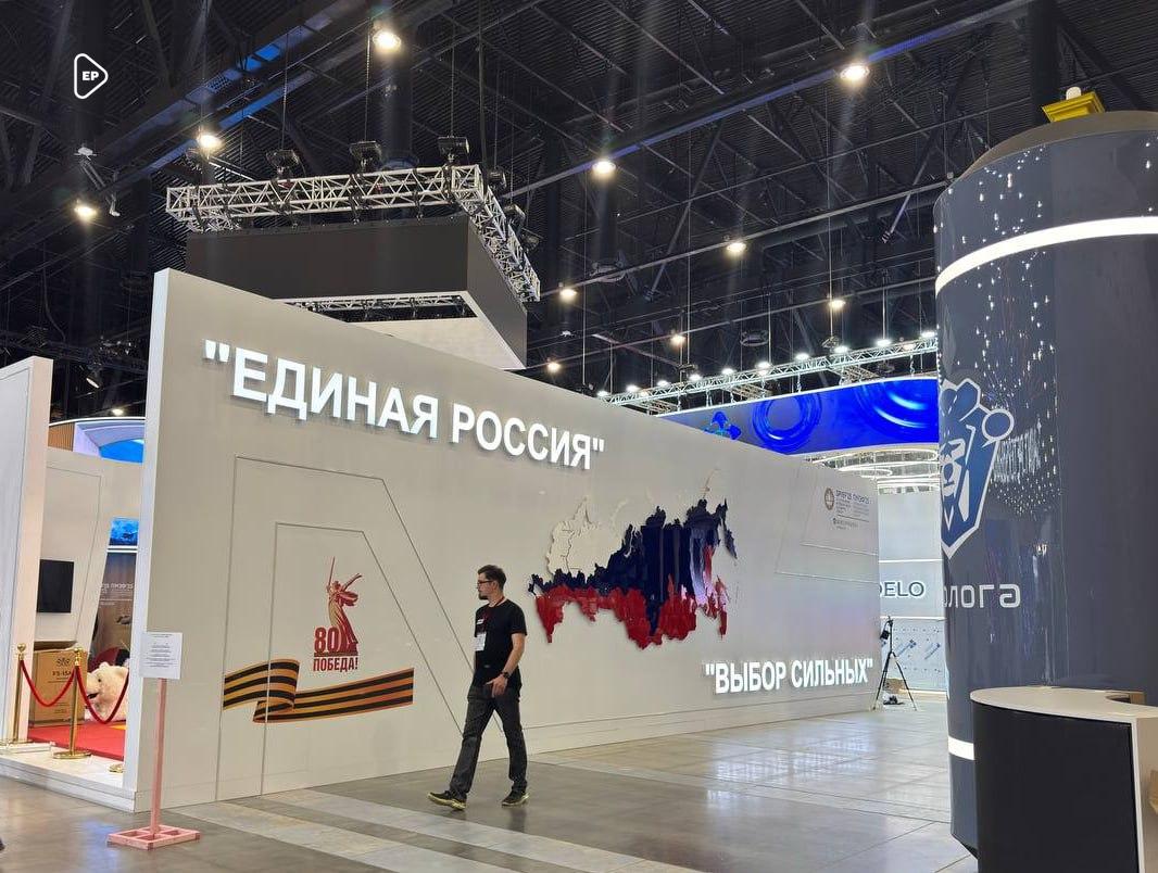 Единая Россия представит достижения в развитии единоборств – борьбы, дзюдо и самбо – на площадке ПМЭФ Партия проведет интерактивную презентацию партпроекта «Выбор сильных» на одноименном стенде. Гости ПМЭФ смогут познакомиться с историей отечественных единоборств. Запланированы деловые и спортивные мероприятия. 18 июня с 11:30 в павильоне проекта пройдут мастер-классы и автограф-сессии от медалисток Олимпийских игр по вольной борьбе Валерии Кобловой и Натальи Воробьёвой, чемпионов по дзюдо Мансура Исаева и Тагира Хайбулаева, а также чемпиона Европы Кирилла Денисова. 19 июня в 13:00 состоится открытие стенда с участием секретаря Генерального совета Единой России Владимира Якушева, Героя Россия Александра Карелина, главы ФДР Сергея Соловейчика, президента ФСБР Михаила Мамиашвили и руководителя Всероссийской федерации самбо, координатора проекта «Выбор сильных» Сергея Елисеева, министра спорта Михаила Дегтярёва, министра просвещения Сергея Кравцова, министра науки Валерия Фалькова. Подробнее о мероприятиях проекта на ПМЭФ – на ER.RU