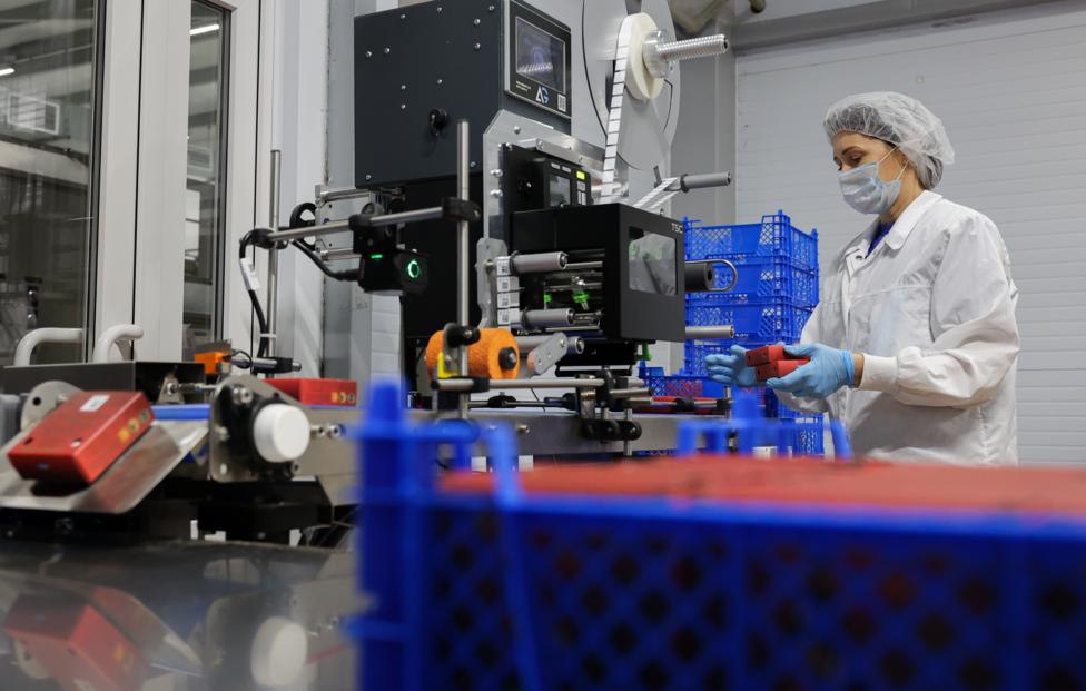 Правительство выделит более 22 5 млрд рублей на развитие промышленности в регионах Правительство выделит более 22 5 млрд рублей на развитие промышленности в регионах РФ Выделенные средства позволят поддержать предприятия ключевых отраслей включая угольную и автомобильную промышленность в том числе в новых регионах Финансирование будет способствовать обновлению производственных мощностей среди которых высокотехнологичные и нацеленные на расширение экспортного потенциала Такие проекты в промышленности положительно влияют на социальную ситуацию в регионах создают комфортные условия не только для сотрудников но и для всех жителей Кроме того они стимулируют развитие смежных предприятий по всей стране увеличивая количество рабочих мест и обороты подчеркнул Председатель Правительства РФ Михаил Мишустин