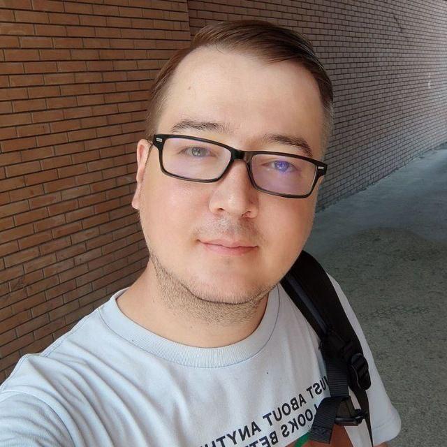 Эмигранта из Екатеринбурга нашли мертвым в Тбилиси В январе 2026 года в телеграм каналах о Грузии и соцсетях друзей появились сообщения о поиске 40 летнего Александра Коровникова В объявлениях говорилось что мужчина перестал выходить на связь с 1 января в последний раз его видели 30 декабря Уточнялось что у Коровникова эпилепсия до 31 декабря он жил в хостеле 30 января друг Коровникова сообщил о его смерти в соцсетях Созвонились с отцом Саши Сашу нашли убитым Российское посольство в Грузии сейчас занимается переправкой тела в Россию Информация от отца Саши Причина смерти не уточнялась Коровников родился в Екатеринбурге закончил УрФУ Работал инженером в компаниях преподавал в филиале МФТИ занимался репетиторством Коровников эмигрировал из Екатеринбурга в Тбилиси осенью 2022 года После переезда играл в театре телеграм канал Николая Левшица