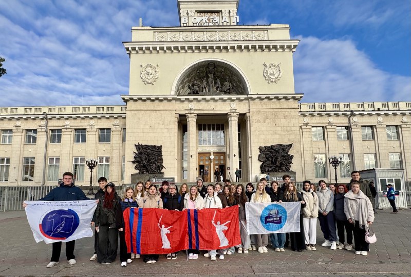 Школьники Волгоградской области в финале конкурса Большая перемена 56 школьников 8 10 х классов Волгоградской области отправились в Артек для участия в финале всероссийского конкурса Большая перемена Итоговые испытания состоятся с 1 по 5 ноября В составе делегации школьники из Волгограда Волжского Камышина Фролово Михайловки а также Ленинского Палласовского Среднеахтубинского Жирновского Руднянского Алексеевского районов Все ребята являются активистами Движения Первых В финале им предстоит решить творческие задачи и продемонстрировать интеллектуальные достижения От всей души желаем удачи