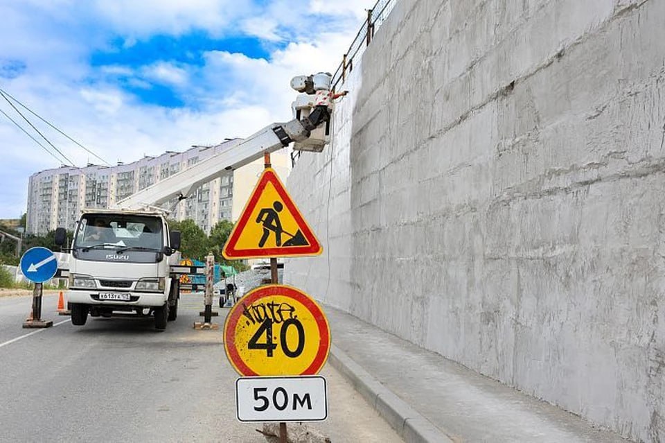 За год во Владивостоке обновили 21 подпорную стену Один из самых крупных объектов на улице Черняховского 13 Там полностью заменили более 160 метров конструкции сделали дренаж благоустроили территорию и установили детскую площадку Ещё почти 200 метров новой подпорной стены построили в районе Луговой у домов 58 64 конструкцию возвели из современных коробчатых блоков Ремонт и реконструкция также прошли на улицах Аллилуева Кирова Сабанеева Калинина Котельникова Адмирала Кузнецова Суханова Шкипера Гека Ватутина Карла Либкнехта Карбышева на Партизанском и Океанском проспектах а также в переулке Павленко   Подпишись на kpdvru Мы в MAX