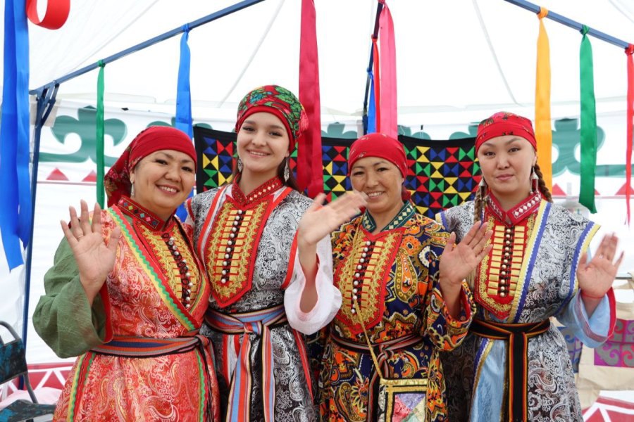 В Кузбассе появятся новые праздники Дни телеутской и шорской письменности Положения в законодательство региона были внесены на двадцать седьмом заседании Парламента Кузбасса В целях развития и сохранения языков коренных малочисленных народов а также для укрепления межнационального согласия в Кузбассе утверждены новые памятные даты 24 марта в регионе будет отмечаться День телеутской письменности а 24 декабря День шорской письменности Даты имеют историческую значимость для коренных народов В марте 1841 года утвердили телеутскую грамматику на базе кириллицы для алтайских этносов 24 декабря 1887 года были выпущены первые буквари на шорском языке Установить памятные даты предложили Ассоциация телеутского народа Эне Байт и Ассоциация шорского народа Шория
