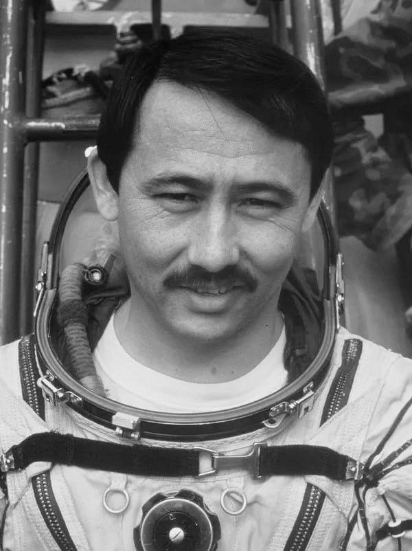 Ушел из жизни летчик-космонавт Талгат Мусабаев в возрасте 74 лет  Токаев выразил соболезнования:  "Герой, трижды покоривший космос и совершавший выходы в открытое космическое пространство, своими подвигами прославлявший нашу страну.  ...   Светлый образ Талгата Амангельдиевича, пользовавшегося неизменным уважением в обществе за профессионализм и активную гражданскую позицию, навсегда останется в наших сердцах".   Талгат Мусабаев — Герой России, Народный Герой Казахстана.  1 июля 1994 года с космодрома "Байконур" стартовал космический корабль "Союз ТМ-19". На его борту в том числе находился бортинженер Талгат Мусабаев, для него это был первый полет, к которому космонавт шел 8 лет.   Мусабаев стал первым гражданином суверенного Казахстана, вышедшим в открытый космос. Летал в космос трижды: он пробыл в космосе больше года, а точнее 341 сутки 9 часов и 46 минут.