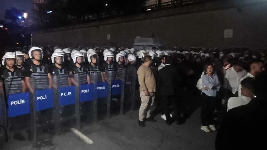 Оппозиция призвала граждан выйти на улицы Лидер оппозиционной партии CHP Озгюр Озель обратился к сторонникам партии призвав всех членов в стамбульский отчий дом По его словам партия должна объединиться и выступить против тех кто нападает на ценности Республики Стамбульский волк Про Турцию простыми словами istanbul wolf