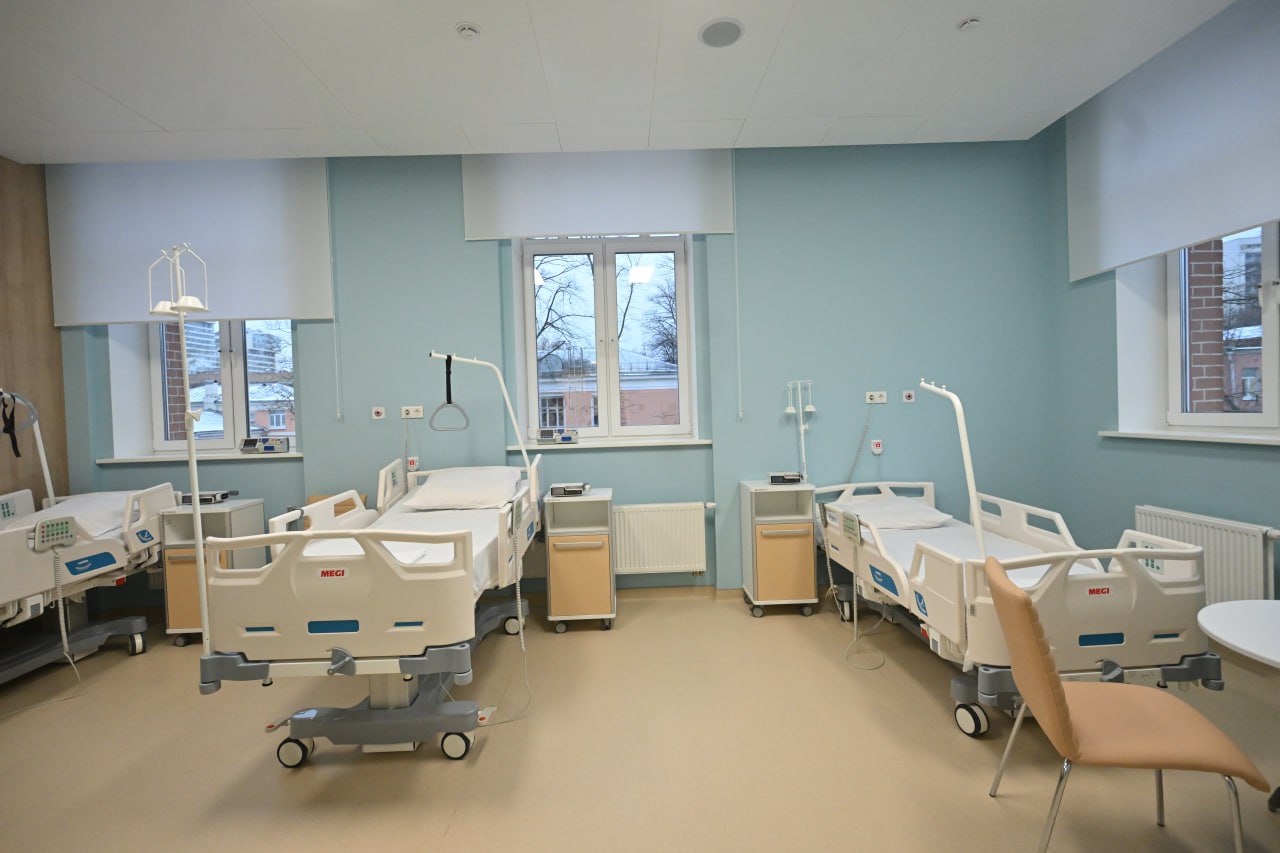 5 пострадавших от провала под лед Лены попали в реанимацию Якутска Министерство здравоохранения Якутии сообщило о состоянии пострадавших после провала автомобиля под лед реки Лена в микрорайоне Промышленный 27 декабря В ожоговый центр Республиканской больницы 2 ЦЭМП поступили 5 человек с различными отморожениями Состояние 2 женщин и 2 мужчин тяжелое они находятся в реанимации Один мужчина в состоянии средней степени тяжести Все пациенты получают необходимую медицинскую помощь Ранее СК возбудил уголовное дело по ч 3 ст 238 УК РФ после гибели 11 летней девочки и пожилого мужчины всего 3 погибших