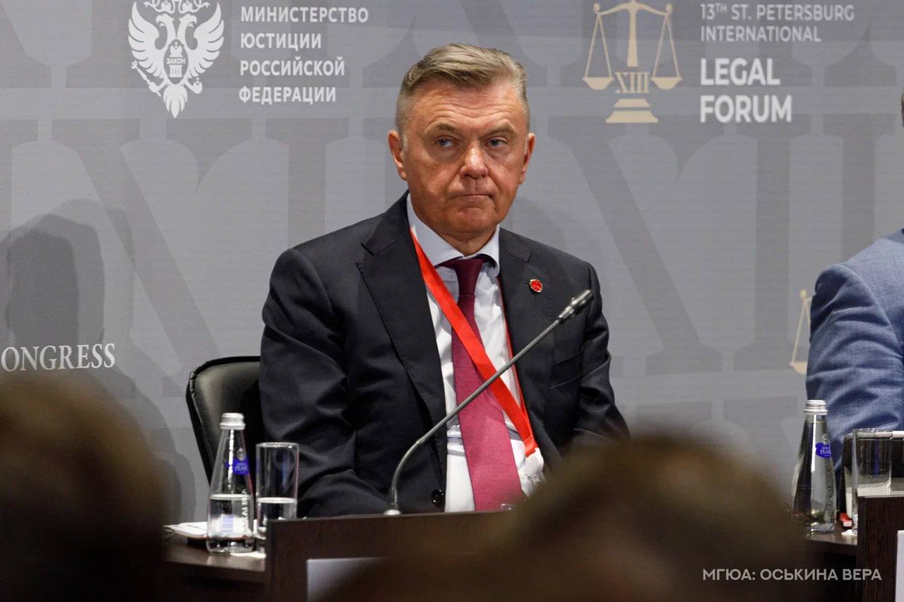 Как технологии и глобализация меняют профессию юриста В рамках XIII Петербургского международного юридического форума продолжается обсуждение ключевых трансформаций в системе юридического образования, вызванных быстрыми изменениями в технологической и правовой сфере. Прямо сейчас проходит сессия на тему «Будущее юридического образования: адаптация к новым вызовам и возможностям». Модератором встречи, выступает председатель Ассоциации юристов России и председатель попечительского совета Фонда развития территорий Сергей Степашин. В числе спикеров — президент Федеральной нотариальной палаты и заведующий кафедрой нотариата Университета имени О. Е. Кутафина МГЮА Константин Корсик. Эксперты обсуждают современные тренды в юридическом образовании, включая влияние искусственного интеллекта, потребности рынка и взаимодействие вузов с бизнесом и государственными структурами для создания современной и востребованной образовательной среды. Подключайтесь к трансляции!