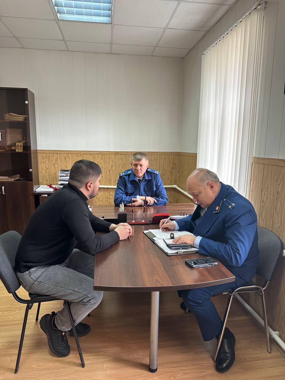 Жители Карачаевского района просят ликвидировать свалки и привести в порядок дорогу ведущую к Шаонинскому храму в Карачаево Черкесии Люди просили посодействовать заместителя прокурора республики Дмитрия Кривошеева Кроме того жители района жаловались на отсутствие уличного освещения неудовлетворительное содержание загонов для вакцинации сельскохозяйственных животных Надзорное ведомство начало проверку обращений сообщили в прокуратуре Карачаево Черкесии   Подписывайтесь на Аргументы и Факты Северный Кавказ Telegram МАХ