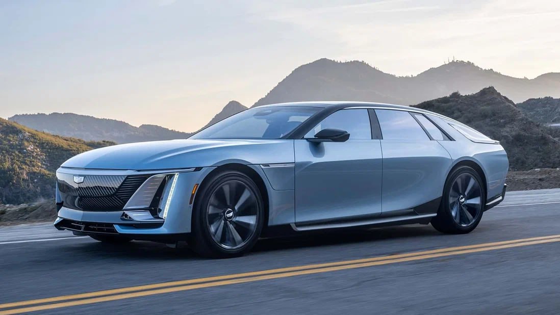 Флагманский Cadillac Celestiq продаётся хуже Аурусов: в этом году соберут только 25 машин Роскошный электрокар оказался не настолько востребован, как того ожидал производитель. Как пишет со ссылкой на представителей компании издание Motor1, в 2025 году предполагается собрать только 25 экземпляров, и пока ещё не все квоты распроданы. Для сравнения, российский Aurus Senat в прошлом году разошёлся тиражом в 88 штук. Cadillac Celestiq дебютировал в 2022 году и изначально позиционировался как нишевая модель, не рассчитанная на массовые продажи. Тем не менее, вскоре после премьеры главный инженер проекта Тони Рома сообщил, что очередь за Celestiq уже растянулась на полтора года, хотя и не назвал точное число заказов. Модель представляет собой 5,5-метровый лифтбек с 600-сильной установкой и запасом хода 480 километров. Цена известна лишь ориентировочная — от примерно 340 тысяч долларов. Каждый экземпляр практически вручную собирается под конкретного покупателя.