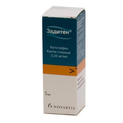 В Европе начался срочный отзыв глазных капель Zaditen. По данным MHRA, одна из партий может быть нестерильной и вызывать тяжёлые осложнения, вплоть до слепоты. В препарате могли остаться бактерии, провоцирующие воспаления век, роговицы и конъюнктиву. Из обращения уже изъято более 11 тысяч флаконов. Несмотря на предупреждения, в России Zaditen по-прежнему свободно продаётся как в аптеках, так и на маркетплейсах.