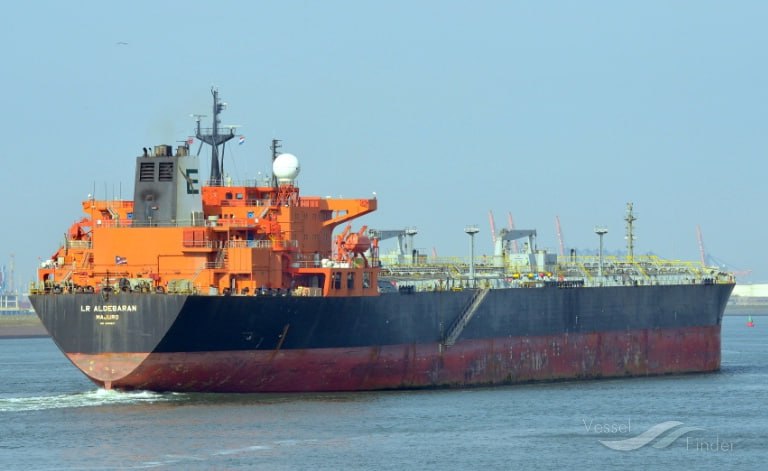 У танкера с российской нефтью возникли проблемы в Средиземном море Судно класса LR2 c собственным именем Прогресс вышло из строя у берегов Алжира Танкер шедший на восток к Суэцкому каналу в среду резко свернул с судоходных путей на север а утром четверга сменил статус на неуправляемое скорость упала до 1 узла и к полудню пятницы он продолжал дрейфовать на восток Техническая неисправность подтверждается уходом с маршрута резким снижением хода и изменением AIS статуса На борту по предварительным данным находится 730 тыс баррелей российской нефти которые загрузили в Приморске Последний раз данные AIS танкер передавал три дня назад По данным СМИ конечной точкой назначения судна был египетский Порт Саид   Нефтебаза