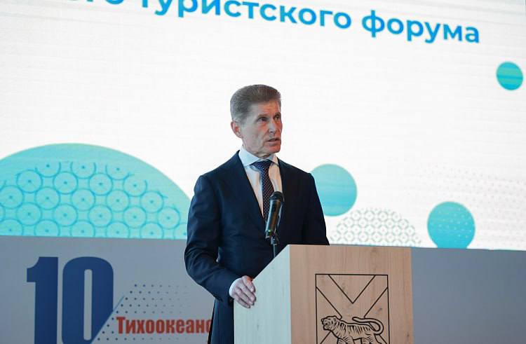Приморье зовёт: новые маршруты, пляжи и круизные линии Ключевым событием «недели туризма» в Приморском крае стал юбилейный десятый Тихоокеанский туристический форум. На нём губернатор Приморского края, председатель комиссии Государственного Совета РФ по направлению «Туризм» Олег Кожемяко рассказал, что Приморье — не просто регион, а — ворота в Азию. И здесь за 6 лет почти 650 млрд рублей вложат в современные гостиницы, горнолыжный и морской курорты, а также новые круизные маршруты. «Морские, воздушные, сухопутные пути ведут из Приморья к соседним странам. На ежегодный Восточный экономический форум приезжают представители не менее 60 стран мира. Почти 650 миллиардов рублей в течение пяти-шести лет направят в туристическую отрасль. Работаем над открытием новых круизных маршрутов, которые позволят полюбоваться красотой природы Сахалина, Курил, Камчатки», – рассказал Олег Кожемяко. Губернатор Олег Кожемяко рассказал про конкретные инвестпроекты: мотопарк в Уссурийске, горнолыжный курорт в Арсеньеве, экотропы в Спасском районе и велодорожка «Артемида» в Артёме, создание круглогодичного морского курорта в рамках нацпроекта «Туризм и гостеприимство». Приморье получило шанс стать одним из главных туристических центров страны, и этот шанс регион точно не упустит.
