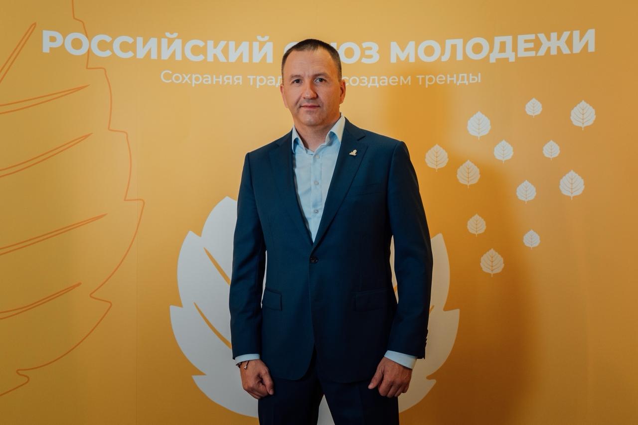 Экс главу Российского союза молодежи Павла Красноруцкого арестовали по делу о растрате в особо крупном размере 12 ноября в Москве задержали стражу бывшего председателя Российского союза молодежи Павла Красноруцкого по делу о растрате в особо крупном размере пишет ТАСС Сегодня Тверской суд Москвы отправил экс чиновника под стражу В рамках дела Красноруцкого был проведен ряд обысков в том числе в Российском союзе молодежи В деле могут появиться новые фигуранты сообщили в полиции Павел Красноруцкий состоял в Российском союзе молодежи с 2005 года в 2012 м возглавил организацию Он покинул пост летом 2023 года после пьяного дебоша на борту самолета Ханты Мансийск Москва Будучи пассажиром бизнес класса чиновник напился виски и начал угрожать бортпроводнику что отправит его на войну Уже в аэропорту Шереметьево полиция составила на главу РСМ два протокола о мелком хулиганстве и появлении в общественном месте в состоянии опьянения После огласки инцидента Красноруцкий объявил об отставке по личной инициативе