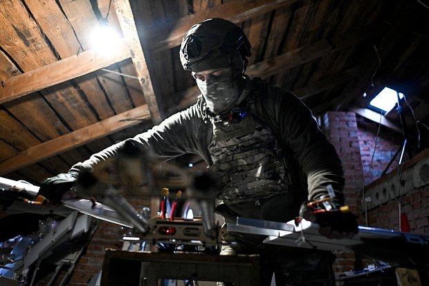 Начаты испытания российского дрона Черный коршун 15 ЧК 15СВО грузоподъемностью до 100 килограммов В комплекте идет универсальная система жесткой перевозки и сброса отцепа крупногабаритных грузов совместимая с ТМ 62 противотанковая мина таким образом применять дрон можно для доставки боеприпасов снаряжения медикаментов и других грузов Фото Сергей Бобылев РИА Новости Подписаться niiet Поддержать канал