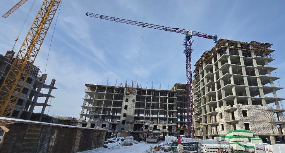 Марат Хуснуллин Ещё 28 многоквартирных домов планируют построить в ЛНР участники СЭЗ Сегодня строительные организации всё чаще принимают решение реализовывать свои инвестпроекты в Донбассе и Новороссии Тем самым они формируют в этих регионах рынок первичного жилья и в целом способствуют развитию их инфраструктуры   Так в ЛНР выданы разрешения на строительство 28 многоквартирных домов в шести жилых комплексах Проекты будут реализованы застройщиками участниками свободной экономической зоны СЭЗ Об этом сообщил Заместитель Председателя Правительства Марат Хуснуллин Благодаря проектам застройщиков создаётся новая современная среда для жизни и в целом растёт экономическая активность в воссоединённых регионах Вместе с тем в рамках СЭЗ они могут воспользоваться существенными льготами и преференциями Например ещё 6 таких компаний в том числе представители из списка федеральных застройщиков получили разрешение на строительство в ЛНР 28 многоэтажек А всего на сегодняшний день в республике выдано 43 РНС рассказал вице премьер Марат Хуснуллин добавил что управляющей компанией СЭЗ является ППК Фонд развития территорий которая предоставила инвесторам в ЛНР 43 земельных участка площадью 154 га в субаренду без проведения торгов для реализации инвестпроектов в сфере жилищного строительства Общая площадь будущих ЖК Семейный квартал ЖК Простор ЖК Заря ЖК Трилистник ЖК Лужки и МЖК Свобода составит 313 4 тыс кв м В домах расположатся свыше 4 тыс квартир Проекты предусматривают не только строительство МКД но и создание полноценной инфраструктуры для комфортной жизни детских садов школ зон отдыха добавил генеральный директор ФРТ Василий Купызин Источник ПОДПИСАТЬСЯ МИНСТРОЙ ЛНР в МАХ