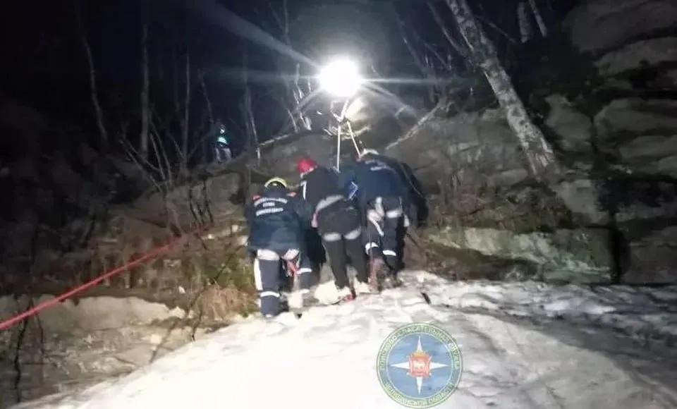 В Челябинской области спасатели эвакуировали мужчину который сорвался со скалы Турист пострадал поздним вечером на Аракульских Шиханах Пострадавший несмотря на многочисленные ссадины и травмы находился в сознании рассказали в Поисково спасательной службе Челябинской области С использованием спинального щита и альпинистского снаряжения мужчину подняли на высоту 12 метров после чего передали сотрудникам скорой помощи Еще один турист пострадал в окрестностях Златоуста Путешественник получил травму позвоночника О том чтобы спуститься с горы самостоятельно не шло и речи Мужчина обратился за помощью к экстренным службам Его эвакуировали на квадроцикле и поручили заботам родственников   Подписаться на chelkp Мы в MAX