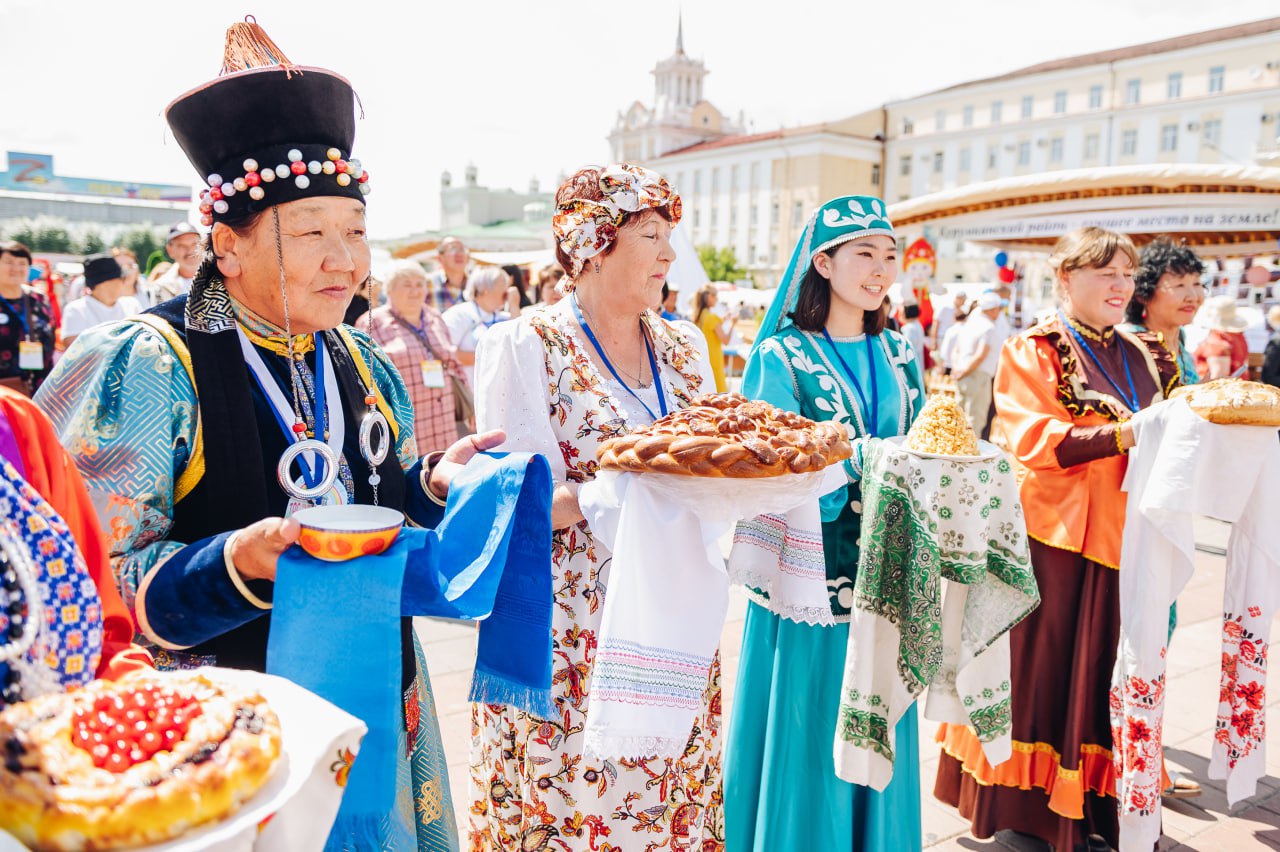 В Бурятия вырос турпоток За первые девять месяцев 2025 года республику посетили почти 530 тысяч человек что на 3 7 больше чем в прошлом году При этом доходы отрасли растут заметно быстрее объем платных услуг превысил 4 миллиарда рублей а налоговые поступления в бюджет перевалили за 200 миллионов В республике появляются новые объекты и маршруты Модульные гостиницы кемпинги и круглогодичные бассейны уже работают а вдоль популярных туристических троп установлены смотровые площадки беседки и новые въездные группы В Улан Удэ открыли Тропу Здоровья длиной почти 21 километр и установили архитектурную подсветку арт объекты фонари и мобильные павильоны Важные инфраструктурные проекты идут полным ходом В 2026 году начнется реставрация Гостиных рядов готовятся мероприятия к 300 летию Кяхты а на развитие проекта Пять морей и озеро Байкал уже выделили 215 миллионов рублей Регионы одновременно работают над безопасностью и комфортом туристов Новая система контроля в сфере туризма заработала а 322 объекта вошли в единый реестр классификации Все это делает Бурятию удобной для отдыхающих и стимулирует экономический рост привлекая как семьи так и поклонников активного отдыха