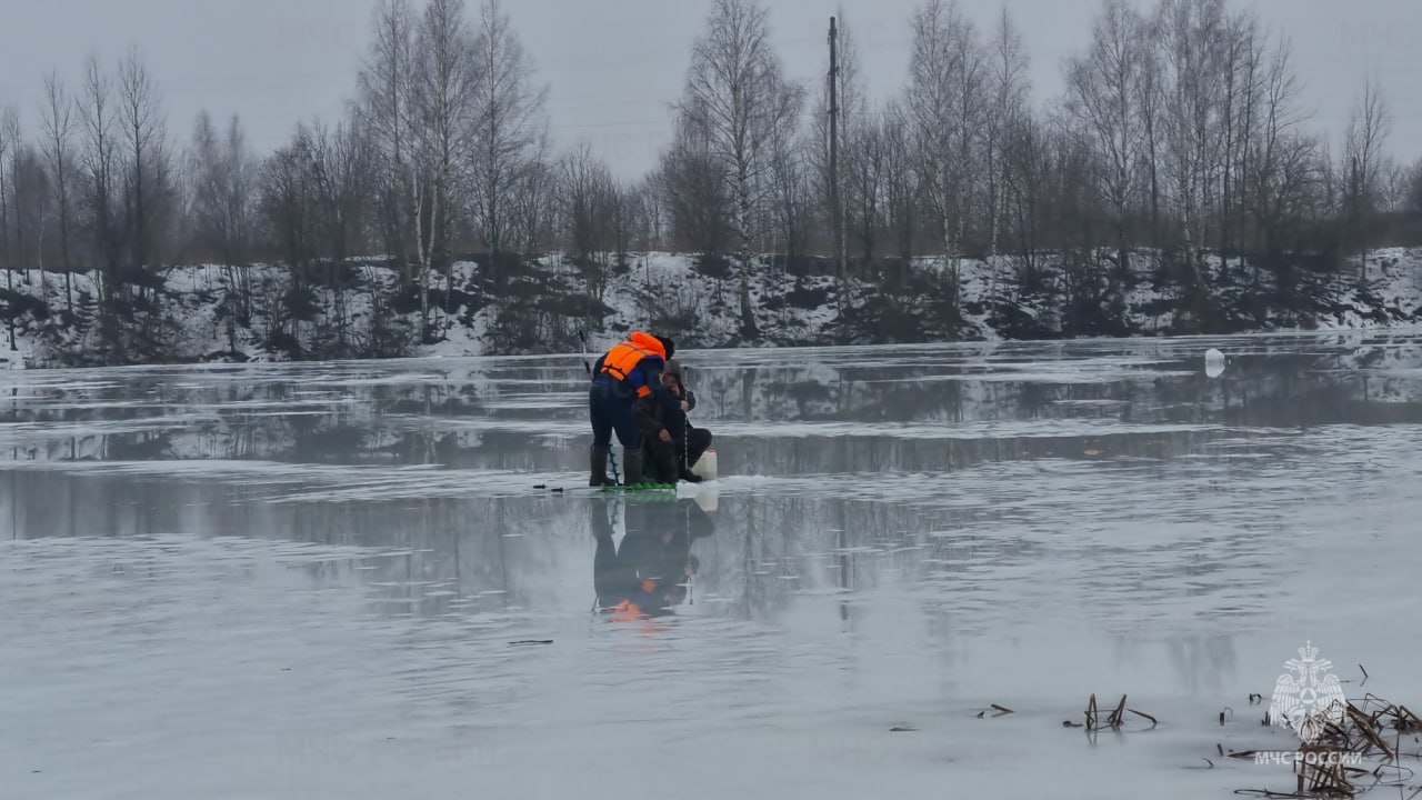 Инспекторы ГИМС МЧС России оценили толщину льда на водоёмах г. Костромы   Сегодня специалисты с целью контроля за обстановкой на водоемах провели пешее патрулирование берегов рек Кострома, Белилка и Ключёвка. Главная задача специалистов – оценить толщину льда и предупредить костромичей об опасности рыбалки в период теплой погоды.   На всех обследуемых реках на льду сейчас стоит вода от 10 до 20 см. По замерам специалистов, толщина льда у берега варьируется от 15 до 30 см. Но к середине водоёмов она становится всё меньше. Также местами имеются промоины и большие участки открытой воды. Тем не менее, рыбаки сидят на льду и по одному, и группами. О толщине льда и правилах личной безопасности никто не задумывается.    Сейчас, когда на улице установилась плюсовая погода, с каждым днём на водоёмах будет находиться все опаснее. Поэтому инспекторы ГИМС активно проводят беседы с любителями зимней рыбалки, предупреждают о мерах безопасности, которую таит в себе такой лед, и вручают памятки с рекомендациями и номерами телефонов экстренных служб.       ‍