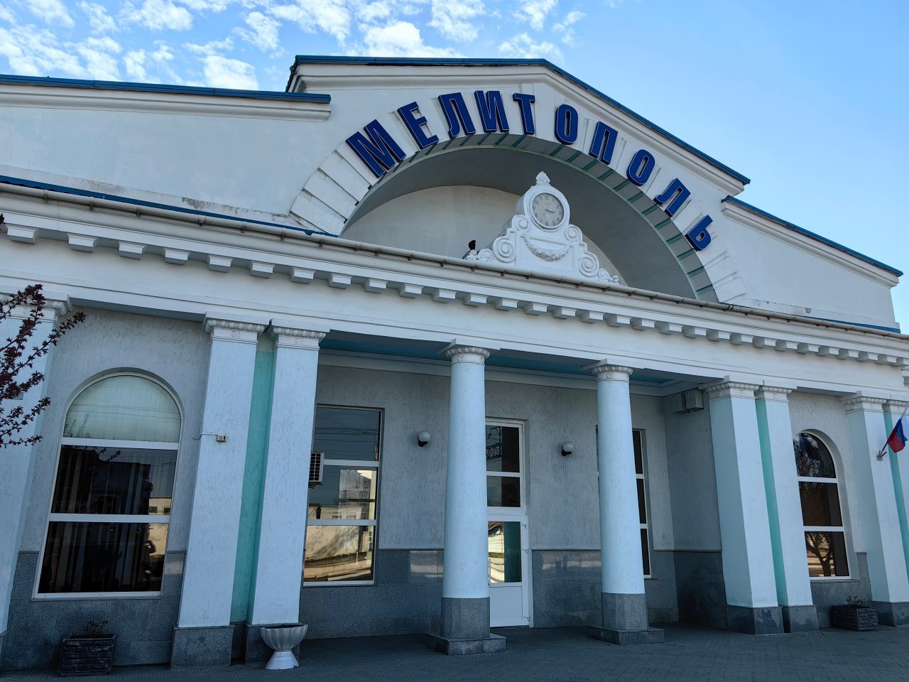 В Мелитополе открыли продажу билетов на поезда по РФ На вокзале Мелитополя открыли продажу билетов на поезда дальнего следования по всей России и некоторые зарубежные направления, сообщили в Росжелдоре. "На вокзале Мелитополя открыли продажу билетов на поезда дальнего следования по всей России. В пункте продажи можно купить билеты на поезда которые курсируют между полуостровом Крым и материковой частью России. Кроме этого, доступны билеты на поезда дальнего следования в Казахстан, Белоруссию и Киргизию" - говорится в сообщении. Пункт продажи электронных билетов на станции Мелитополь работает с 14 апреля текущего года. Новый Мелитополь подпишись