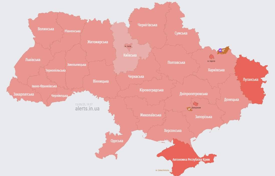 В настоящее время воздушная тревога наблюдается по всей Украине, о чем сообщают мониторинговые источники.